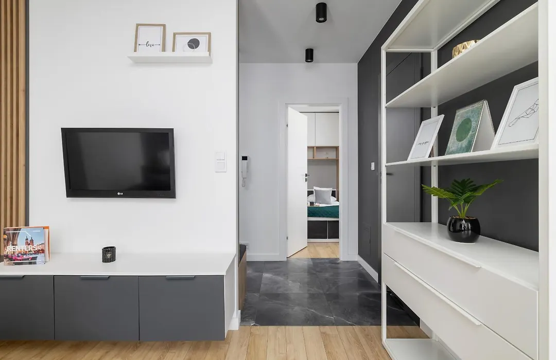 Elegant Apartment In Cracow With Balcony, Parking And Desk By Noclegi Renters-1